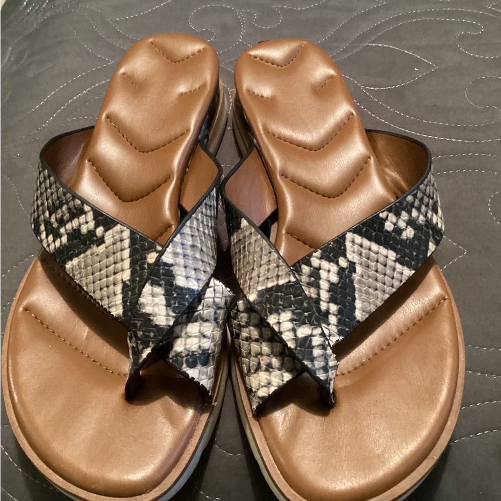 Franco Sarto ladies snakeskin thong sandals size 6